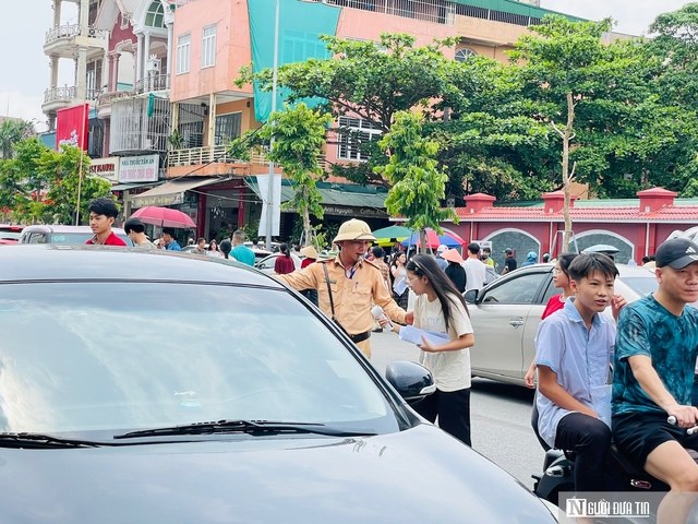 Cảm động hình ảnh CSGT dầm mưa phân luồng, tiếp sức sĩ tử mùa thi- Ảnh 5. Cảm động hình ảnh CSGT dầm mưa phân luồng, tiếp sức sĩ tử mùa thi- Ảnh 5.