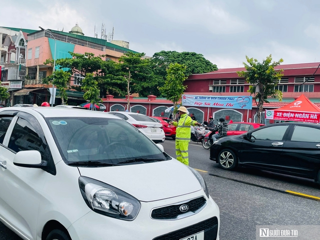 Cảm động hình ảnh CSGT dầm mưa phân luồng, tiếp sức sĩ tử mùa thi- Ảnh 6. Cảm động hình ảnh CSGT dầm mưa phân luồng, tiếp sức sĩ tử mùa thi- Ảnh 6.