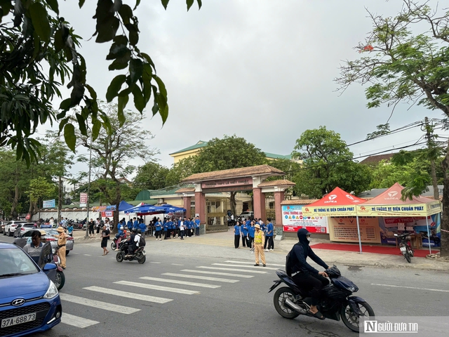 Cảm động hình ảnh CSGT dầm mưa phân luồng, tiếp sức sĩ tử mùa thi- Ảnh 9. Cảm động hình ảnh CSGT dầm mưa phân luồng, tiếp sức sĩ tử mùa thi- Ảnh 9.