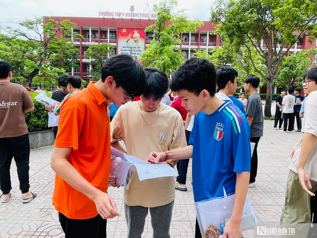 Nghệ An: Đề Toán thi vào lớp 10 khó, có sự phân hoá cao- Ảnh 2. Nghệ An: Đề Toán thi vào lớp 10 khó, có sự phân hoá cao- Ảnh 2.