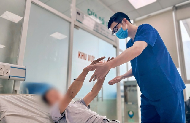 Sốc nhiệt vì làm việc giữa nắng gay gắt, nam thợ xây hôn mê, suýt mất mạng- Ảnh 1. Sốc nhiệt vì làm việc giữa nắng gay gắt, nam thợ xây hôn mê, suýt mất mạng- Ảnh 1.