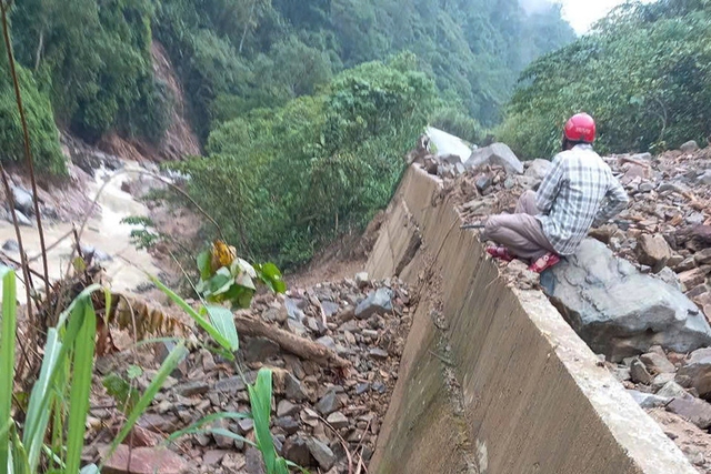 Mưa lớn khiến Quốc lộ 16 bị sạt lở, đứt gãy hàng chục mét- Ảnh 1. Mưa lớn khiến Quốc lộ 16 bị sạt lở, đứt gãy hàng chục mét- Ảnh 1.