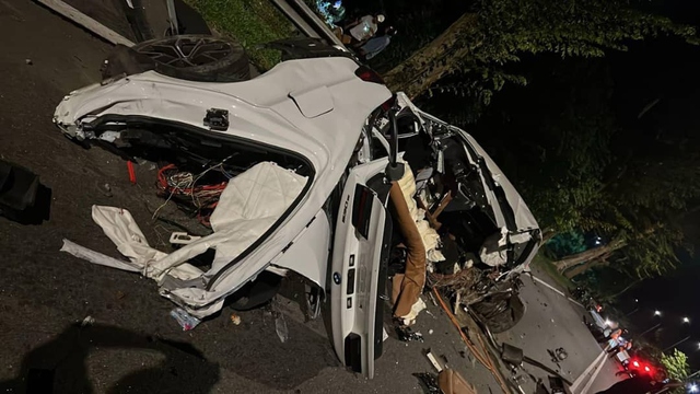 BMW gãy đôi sau tai nạn, tài xế văng khỏi xe tử vong tại chỗ- Ảnh 1. BMW gãy đôi sau tai nạn, tài xế văng khỏi xe tử vong tại chỗ- Ảnh 1.