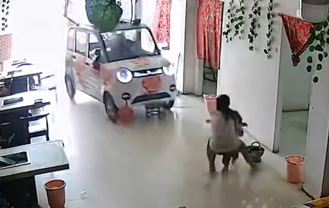 Phản ứng cực nhanh, chị gái cứu em thoát chết trước đầu ô tô- Ảnh 1. Phản ứng cực nhanh, chị gái cứu em thoát chết trước đầu ô tô- Ảnh 1.