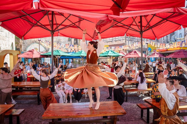 Đạo diễn vũ đạo của MV Bắc Bling dàn dựng show diễn “siêu hot” tại Ba Na Hills- Ảnh 5. Đạo diễn vũ đạo của MV Bắc Bling dàn dựng show diễn “siêu hot” tại Ba Na Hills- Ảnh 5.