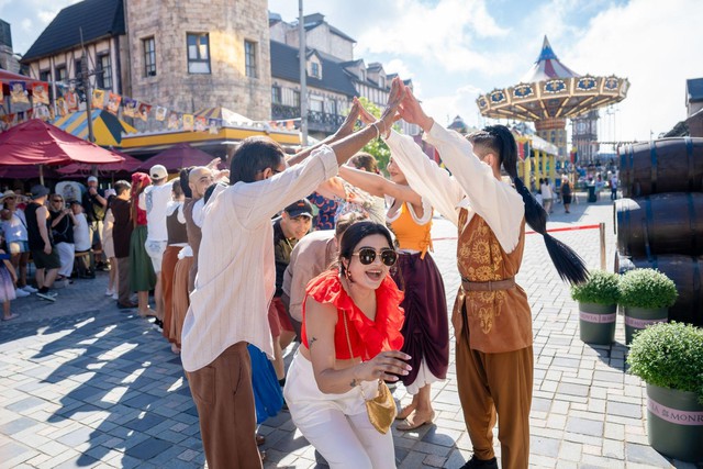 Đạo diễn vũ đạo của MV Bắc Bling dàn dựng show diễn “siêu hot” tại Ba Na Hills- Ảnh 6. Đạo diễn vũ đạo của MV Bắc Bling dàn dựng show diễn “siêu hot” tại Ba Na Hills- Ảnh 6.