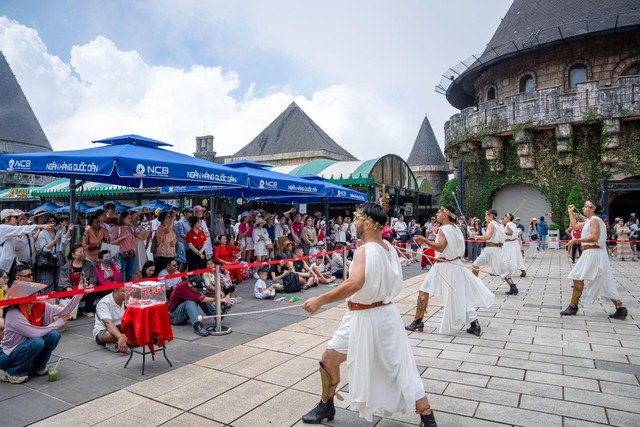 Đạo diễn vũ đạo của MV Bắc Bling dàn dựng show diễn “siêu hot” tại Ba Na Hills- Ảnh 7. Đạo diễn vũ đạo của MV Bắc Bling dàn dựng show diễn “siêu hot” tại Ba Na Hills- Ảnh 7.