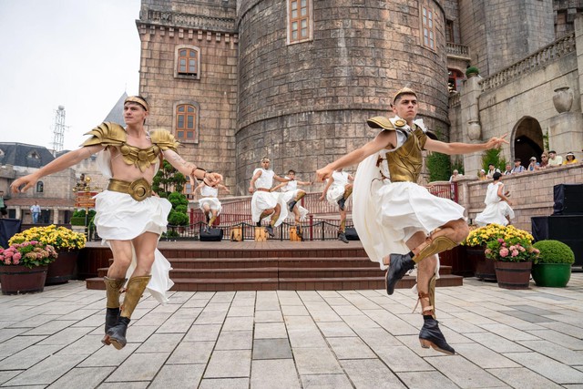 Đạo diễn vũ đạo của MV Bắc Bling dàn dựng show diễn “siêu hot” tại Ba Na Hills- Ảnh 8. Đạo diễn vũ đạo của MV Bắc Bling dàn dựng show diễn “siêu hot” tại Ba Na Hills- Ảnh 8.