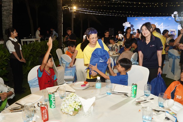 Bà Trần Mai Anh - Trưởng phòng Truyền thông, Ban Truyền thông Vietnam Airlines trao tặng quà cho các em nhỏ có hoàn cảnh khó khăn. Bà Trần Mai Anh - Trưởng phòng Truyền thông, Ban Truyền thông Vietnam Airlines trao tặng quà cho các em nhỏ có hoàn cảnh khó khăn.