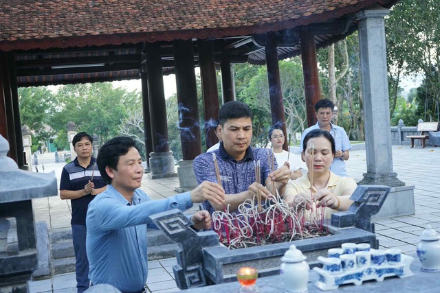 Dâng hương tưởng nhớ, tri ân Nhà báo - liệt sĩ Trần Kim Xuyến- Ảnh 2. Dâng hương tưởng nhớ, tri ân Nhà báo - liệt sĩ Trần Kim Xuyến- Ảnh 2.