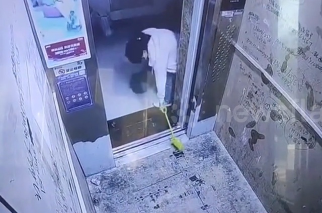 Dùng xẻng đồ chơi chặn cửa, mẹ khiến con mắc kẹt trong thang máy- Ảnh 1. Dùng xẻng đồ chơi chặn cửa, mẹ khiến con mắc kẹt trong thang máy- Ảnh 1.