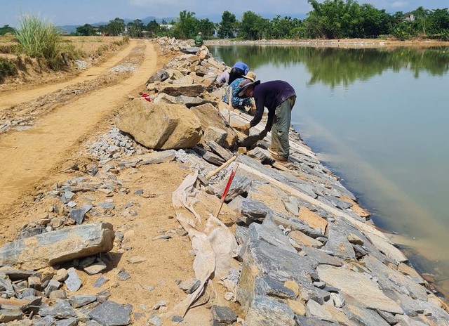 Dự án 125 tỷ đồng chống sạt lở ở Đà Nẵng “kẹt” vật liệu, vướng mặt bằng- Ảnh 2. Dự án 125 tỷ đồng chống sạt lở ở Đà Nẵng “kẹt” vật liệu, vướng mặt bằng- Ảnh 2.