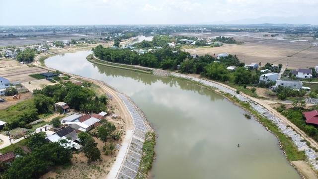 Dự án 125 tỷ đồng chống sạt lở ở Đà Nẵng “kẹt” vật liệu, vướng mặt bằng- Ảnh 4. Dự án 125 tỷ đồng chống sạt lở ở Đà Nẵng “kẹt” vật liệu, vướng mặt bằng- Ảnh 4.
