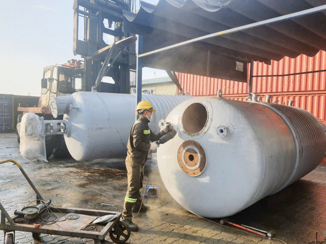 Hải quan bắt giữ 84.000 bao thuốc lá lậu giấu trong bồn thép xuất lậu đi Canada- Ảnh 1. Hải quan bắt giữ 84.000 bao thuốc lá lậu giấu trong bồn thép xuất lậu đi Canada- Ảnh 1.