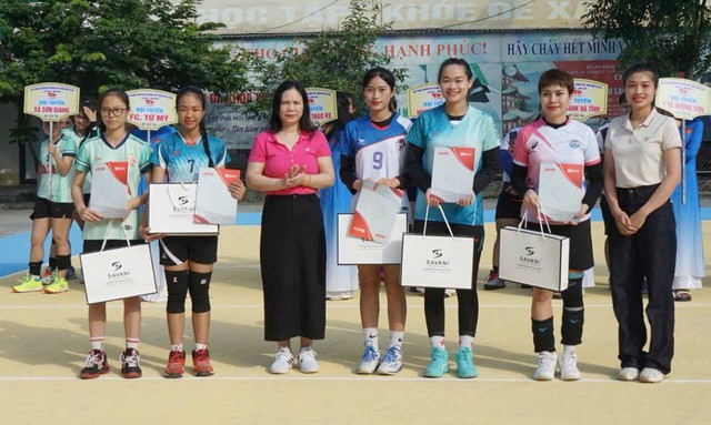 Hà Tĩnh: Khai mạc Giải bóng chuyền nữ tranh cúp Trần Kim Xuyến lần thứ V- Ảnh 4.