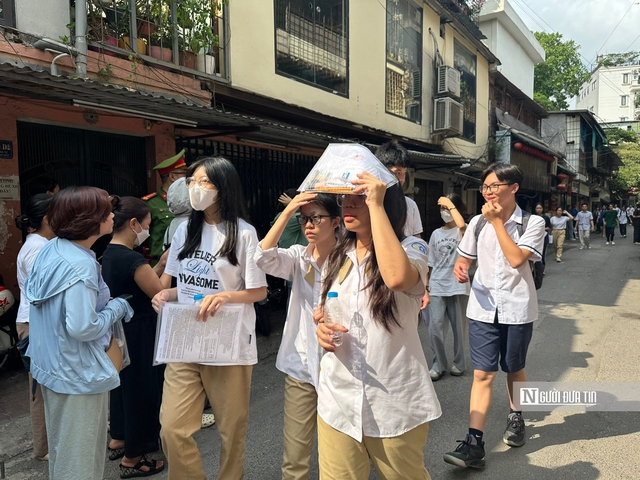 Hà Nội: Thí sinh thi vào lớp 10 lạc quan với mục tiêu 8-9 điểm tiếng Anh- Ảnh 1. Hà Nội: Thí sinh thi vào lớp 10 lạc quan với mục tiêu 8-9 điểm tiếng Anh- Ảnh 1.