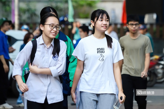 Phụ huynh sụt cân, lo lắng cho sĩ tử trước kỳ thi vào lớp 10- Ảnh 9. Phụ huynh sụt cân, lo lắng cho sĩ tử trước kỳ thi vào lớp 10- Ảnh 9.