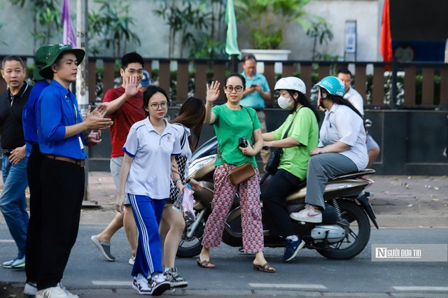 Phụ huynh sụt cân, lo lắng cho sĩ tử trước kỳ thi vào lớp 10- Ảnh 6. Phụ huynh sụt cân, lo lắng cho sĩ tử trước kỳ thi vào lớp 10- Ảnh 6.