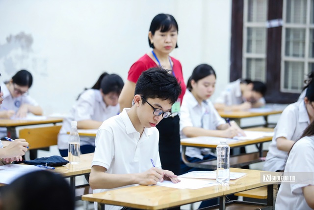 Phụ huynh sụt cân, lo lắng cho sĩ tử trước kỳ thi vào lớp 10- Ảnh 16. Phụ huynh sụt cân, lo lắng cho sĩ tử trước kỳ thi vào lớp 10- Ảnh 16.