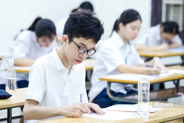 Phụ huynh sụt cân, lo lắng cho sĩ tử trước kỳ thi vào lớp 10- Ảnh 18. Phụ huynh sụt cân, lo lắng cho sĩ tử trước kỳ thi vào lớp 10- Ảnh 18.