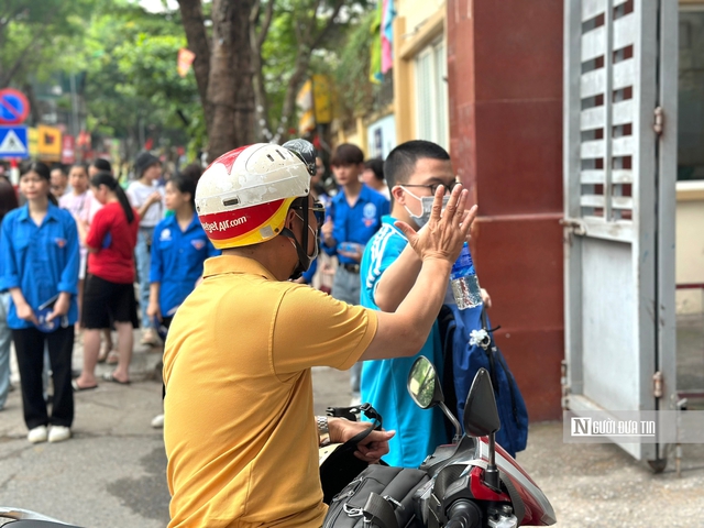 Những cái ôm vội động viên sĩ tử bước vào bài thi Toán- Ảnh 1. Những cái ôm vội động viên sĩ tử bước vào bài thi Toán- Ảnh 1.