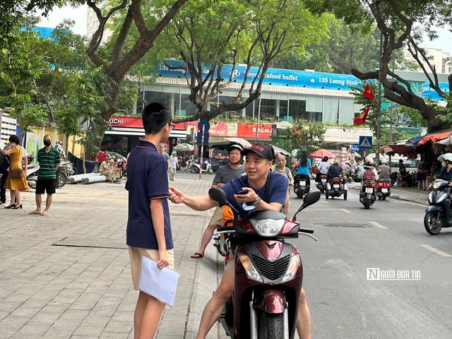 Những cái ôm vội động viên sĩ tử bước vào bài thi Toán- Ảnh 2. Những cái ôm vội động viên sĩ tử bước vào bài thi Toán- Ảnh 2.