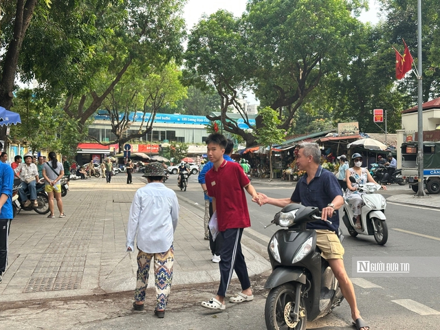 Những cái ôm vội động viên sĩ tử bước vào bài thi Toán- Ảnh 3. Những cái ôm vội động viên sĩ tử bước vào bài thi Toán- Ảnh 3.