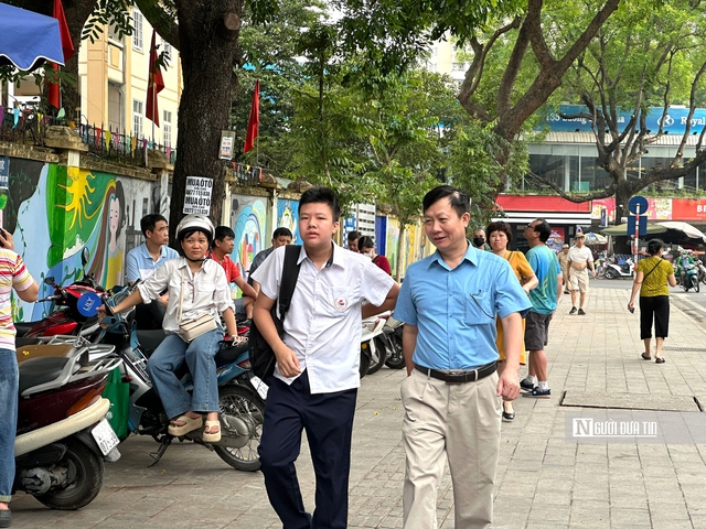 Những cái ôm vội động viên sĩ tử bước vào bài thi Toán- Ảnh 4. Những cái ôm vội động viên sĩ tử bước vào bài thi Toán- Ảnh 4.