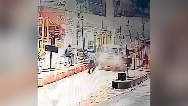 Trốn vé, tài xế xe tải đâm trúng nhân viên trạm thu phí rồi bỏ chạy- Ảnh 1. Trốn vé, tài xế xe tải đâm trúng nhân viên trạm thu phí rồi bỏ chạy- Ảnh 1.