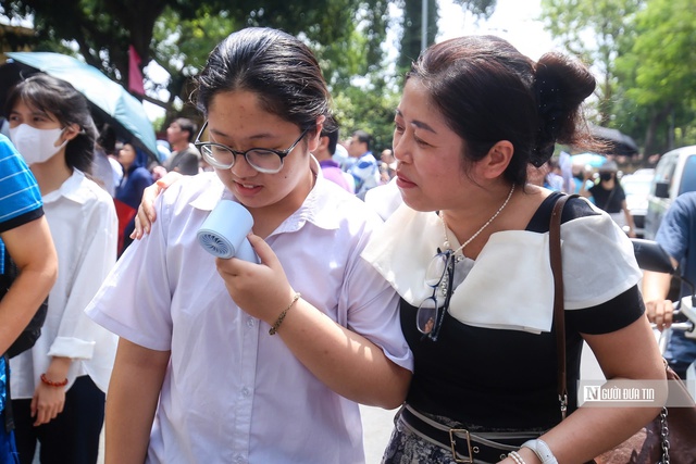 Thí sinh Hà Nội nhẹ nhõm sau đề Toán vừa sức- Ảnh 19. Thí sinh Hà Nội nhẹ nhõm sau đề Toán vừa sức- Ảnh 19.