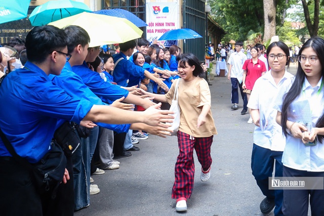 Thí sinh Hà Nội nhẹ nhõm sau đề Toán vừa sức- Ảnh 9. Thí sinh Hà Nội nhẹ nhõm sau đề Toán vừa sức- Ảnh 9.