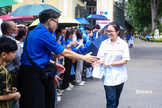 Thí sinh Hà Nội nhẹ nhõm sau đề Toán vừa sức- Ảnh 17. Thí sinh Hà Nội nhẹ nhõm sau đề Toán vừa sức- Ảnh 17.