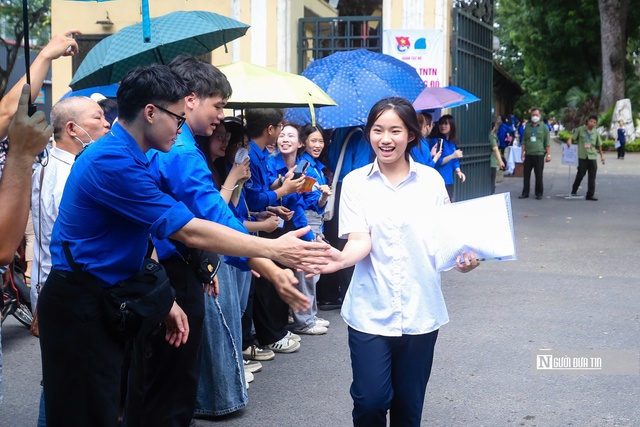 Thí sinh Hà Nội nhẹ nhõm sau đề Toán vừa sức- Ảnh 11. Thí sinh Hà Nội nhẹ nhõm sau đề Toán vừa sức- Ảnh 11.