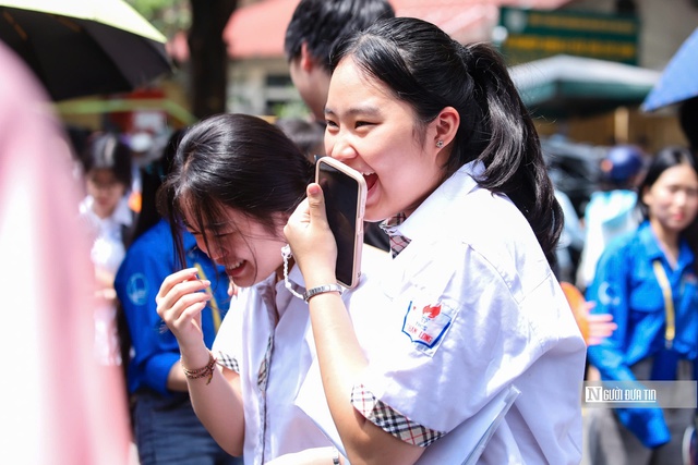 Thí sinh Hà Nội nhẹ nhõm sau đề Toán vừa sức- Ảnh 15. Thí sinh Hà Nội nhẹ nhõm sau đề Toán vừa sức- Ảnh 15.