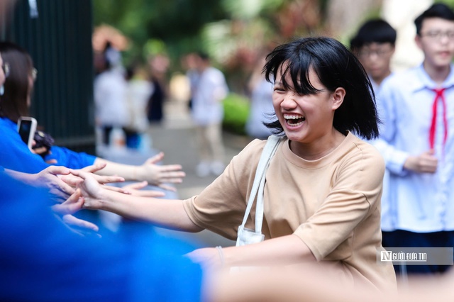 Thí sinh Hà Nội nhẹ nhõm sau đề Toán vừa sức- Ảnh 10. Thí sinh Hà Nội nhẹ nhõm sau đề Toán vừa sức- Ảnh 10.