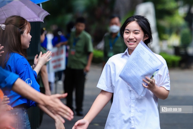 Thí sinh Hà Nội nhẹ nhõm sau đề Toán vừa sức- Ảnh 20. Thí sinh Hà Nội nhẹ nhõm sau đề Toán vừa sức- Ảnh 20.