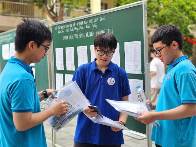 Gần 103.000 sĩ tử Hà Nội vượt “ải” cuối kỳ thi vào lớp 10- Ảnh 1. Gần 103.000 sĩ tử Hà Nội vượt “ải” cuối kỳ thi vào lớp 10- Ảnh 1.