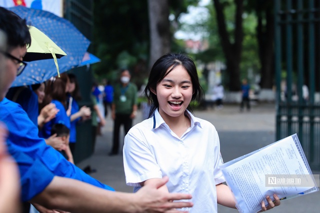 Thí sinh Hà Nội nhẹ nhõm sau đề Toán vừa sức- Ảnh 1. Thí sinh Hà Nội nhẹ nhõm sau đề Toán vừa sức- Ảnh 1.