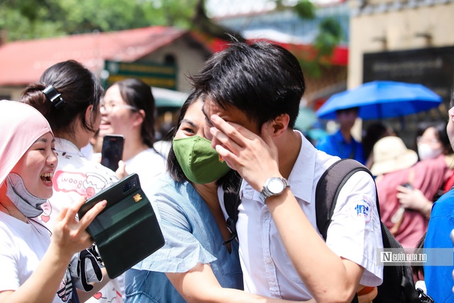 Thí sinh Hà Nội nhẹ nhõm sau đề Toán vừa sức- Ảnh 13. Thí sinh Hà Nội nhẹ nhõm sau đề Toán vừa sức- Ảnh 13.