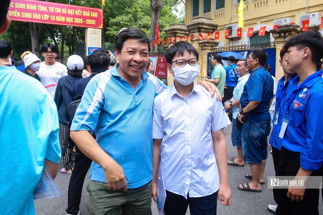 Thí sinh Hà Nội nhẹ nhõm sau đề Toán vừa sức- Ảnh 12. Thí sinh Hà Nội nhẹ nhõm sau đề Toán vừa sức- Ảnh 12.