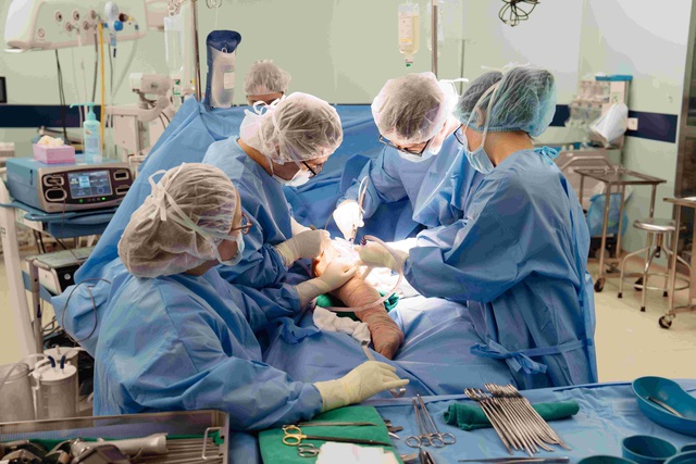 VinMec lần đầu thay toàn bộ xương đùi cho bệnh nhi ung thư nhỏ tuổi nhất thế giới- Ảnh 1. VinMec lần đầu thay toàn bộ xương đùi cho bệnh nhi ung thư nhỏ tuổi nhất thế giới- Ảnh 1.