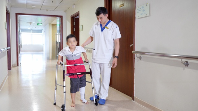 VinMec lần đầu thay toàn bộ xương đùi cho bệnh nhi ung thư nhỏ tuổi nhất thế giới- Ảnh 2. VinMec lần đầu thay toàn bộ xương đùi cho bệnh nhi ung thư nhỏ tuổi nhất thế giới- Ảnh 2.