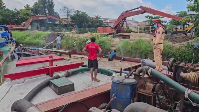 Phát hiện, bắt giữ nhiều phương tiện hút trộm cát trên sông ở miền Tây- Ảnh 2. Phát hiện, bắt giữ nhiều phương tiện hút trộm cát trên sông ở miền Tây- Ảnh 2.