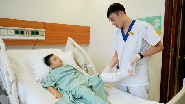 VinMec lần đầu thay toàn bộ xương đùi cho bệnh nhi ung thư nhỏ tuổi nhất thế giới- Ảnh 3. VinMec lần đầu thay toàn bộ xương đùi cho bệnh nhi ung thư nhỏ tuổi nhất thế giới- Ảnh 3.