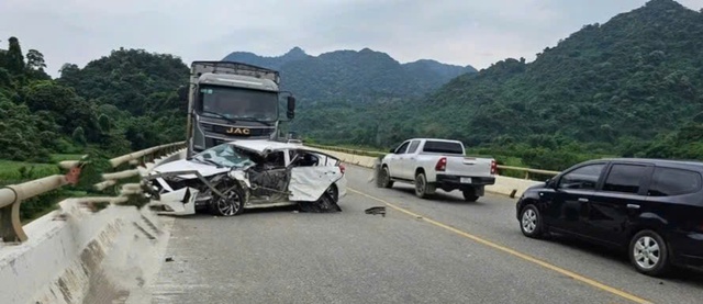 Tai nạn liên hoàn khiến xe tải văng khỏi cầu, 6 người thương vong- Ảnh 1. Tai nạn liên hoàn khiến xe tải văng khỏi cầu, 6 người thương vong- Ảnh 1.