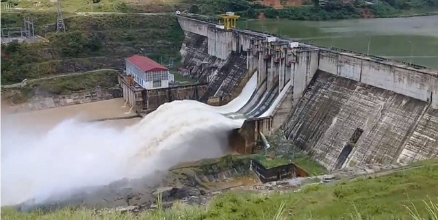 Nhiều thủy điện ở Lào Cai đồng loạt thông báo xả lũ hồ chứa- Ảnh 1.