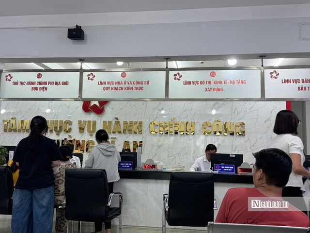 Người dân làm thut tục tại trung tâm hành chính phường Dĩ An, Tp.HCM.