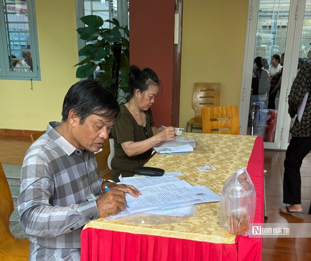 Người dân từ sáng sớm đã tới trung tâm hành chính công để giải quyết các hồ sơ giấy tờ.