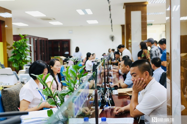 Ngày đầu vận hành chính quyền 2 cấp ở Nghệ An: Thủ tục rõ ràng, quy trình gọn nhẹ, cán bộ tận tụy, vì dân- Ảnh 7. Ngày đầu vận hành chính quyền 2 cấp ở Nghệ An: Thủ tục rõ ràng, quy trình gọn nhẹ, cán bộ tận tụy, vì dân- Ảnh 7.