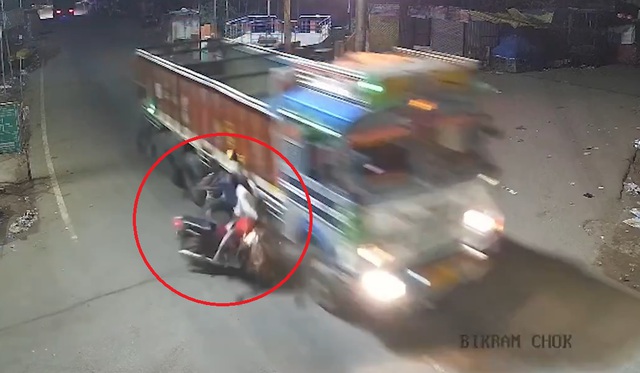 Chạy tốc độ cao, xe máy kẹp 3 lao thẳng vào hông xe tải- Ảnh 1. Chạy tốc độ cao, xe máy kẹp 3 lao thẳng vào hông xe tải- Ảnh 1.